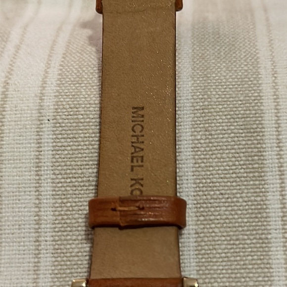 Authentic Michael Kors Women’s Watch, MK-2521 in Gold & Leather Strap Detail - Picture 12 of 16